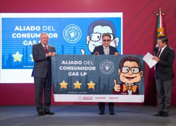 López Obrador refrenda compromiso de no aumentar precios de combustibles