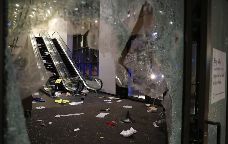 En Chicago estallan disturbios y saqueos; 100 detenidos