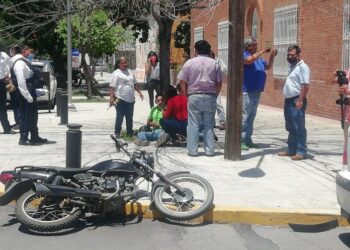Se lesiona motociclista en choque