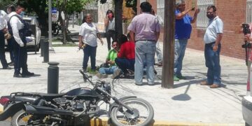 Se lesiona motociclista en choque