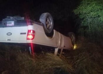 Chofer vuelca camioneta y resulta ileso