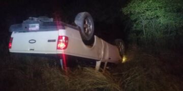 Chofer vuelca camioneta y resulta ileso