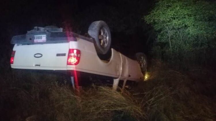 Chofer vuelca camioneta y resulta ileso
