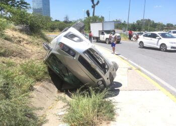 Vuelca auto y se lesiona conductora