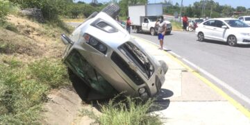Vuelca auto y se lesiona conductora