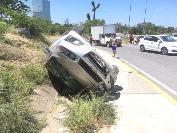 Vuelca auto y se lesiona conductora