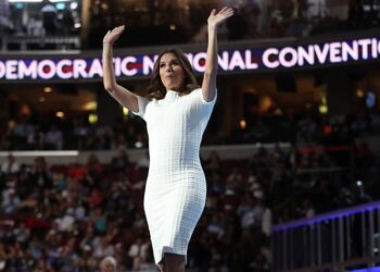 Eva Longoria pide salvar la democracia en convención demócrata