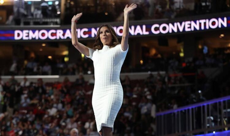 Eva Longoria pide salvar la democracia en convención demócrata
