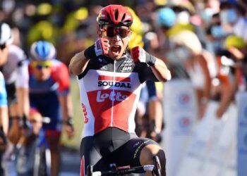 Ewan gana ajustado sprint y Alaphilippe lidera