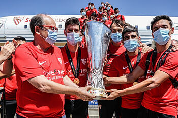 El Sevilla presume su sexta Europa League en casa