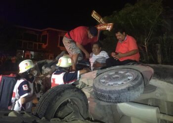 Doble volcadura deja una persona lesionada