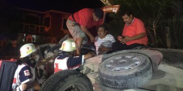 Doble volcadura deja una persona lesionada