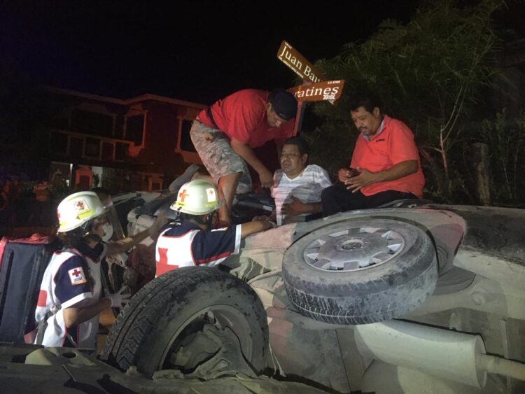 Doble volcadura deja una persona lesionada