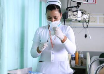 Egresan del IMSS médicos y pasantes de enfermería