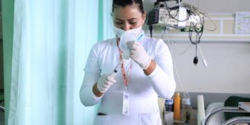 Egresan del IMSS médicos y pasantes de enfermería