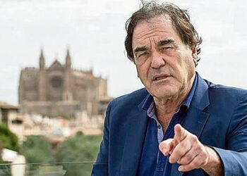 Oliver Stone inaugura el primer cine flotante de Roma
