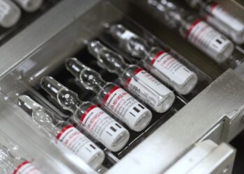 Rusia produce las primeras 15 mil 500 dosis de su vacuna anti-COVID-19