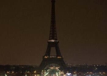 La Torre Eiffel apaga sus luces en solidaridad con las víctimas de Beirut