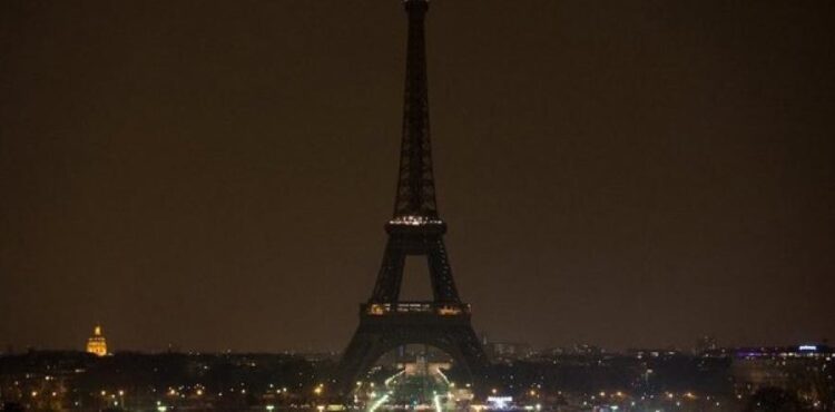 La Torre Eiffel apaga sus luces en solidaridad con las víctimas de Beirut