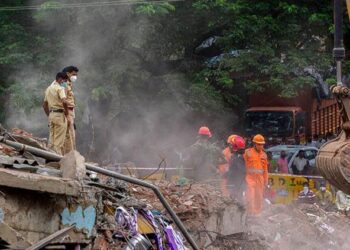 Aumentan a 13 los muertos en derrumbe de un edificio en el oeste de la India