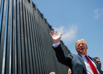 Trump lamenta arresto de su ex asesor Bannon y asegura no saber nada del fraude