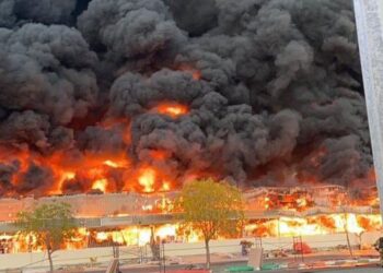 Se registra fuerte incendio en un mercado en Emiratos Árabes Unidos