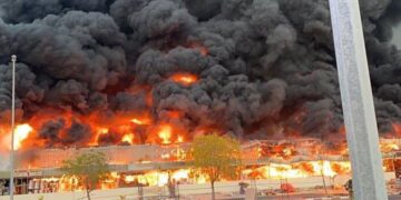 Se registra fuerte incendio en un mercado en Emiratos Árabes Unidos