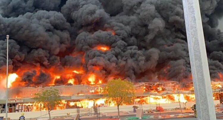 Se registra fuerte incendio en un mercado en Emiratos Árabes Unidos