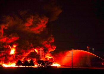 Gigantesco incendio consume fábrica de plásticos en Texas
