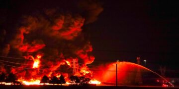 Gigantesco incendio consume fábrica de plásticos en Texas
