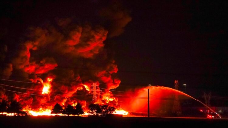 Gigantesco incendio consume fábrica de plásticos en Texas
