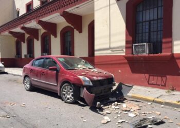 Se derrumba pared de escuela y cae sobre coche