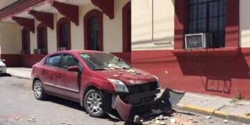 Se derrumba pared de escuela y cae sobre coche