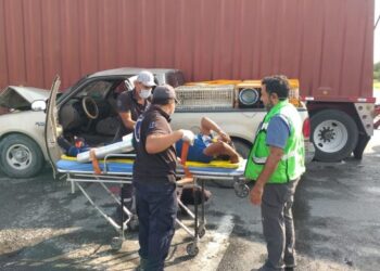 Empleados se salvan de morir en choque