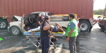 Empleados se salvan de morir en choque