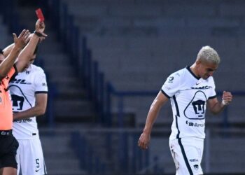 Favio Álvarez se va expulsado ante el Necaxa y se pierde el Clásico Capitalino