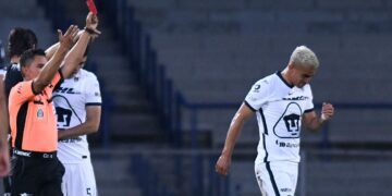 Favio Álvarez se va expulsado ante el Necaxa y se pierde el Clásico Capitalino