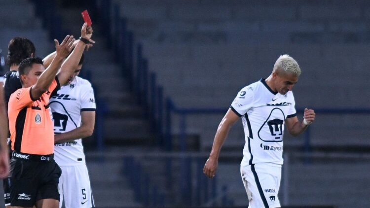 Favio Álvarez se va expulsado ante el Necaxa y se pierde el Clásico Capitalino