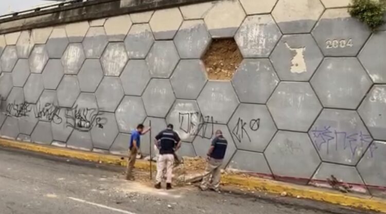 Se derrumba parte del muro de contención de la “Joroba”