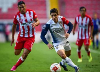 Chivas logra triunfo agónico 2-1 ante Necaxa