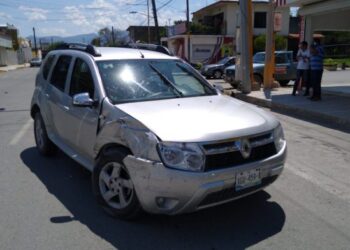 Aparatoso choque ocasiona empleado