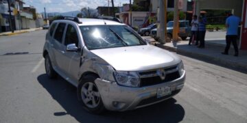 Aparatoso choque ocasiona empleado