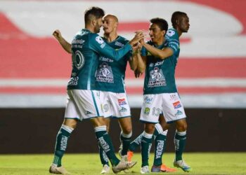 León se impone 3-2 a Gallos en duelo de remontadas