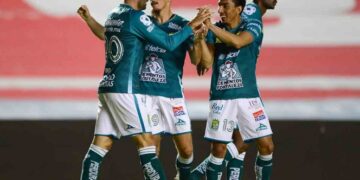 León se impone 3-2 a Gallos en duelo de remontadas