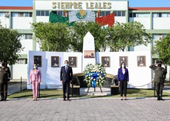 Rinden honores a los Niños Héroes en la explanada del cuartel militar