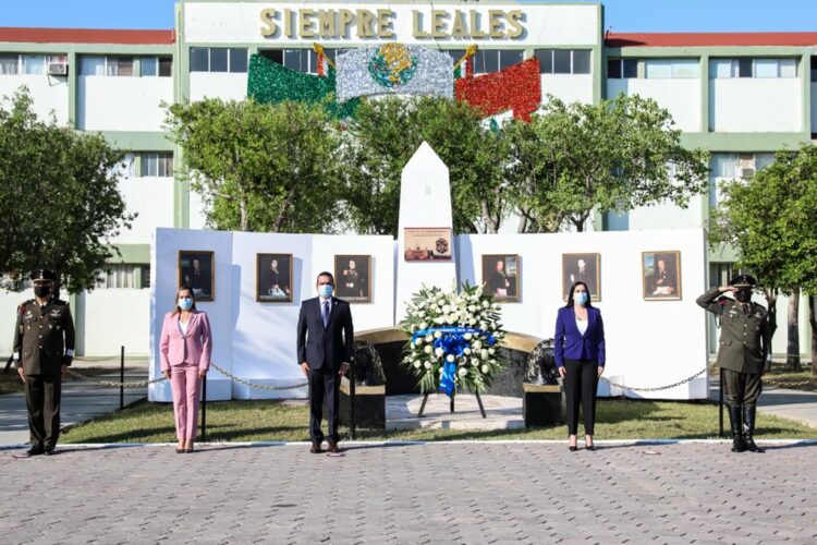 Rinden honores a los Niños Héroes en la explanada del cuartel militar