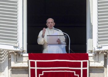 El Papa reclama trato ‘digno y humano’ a migrantes