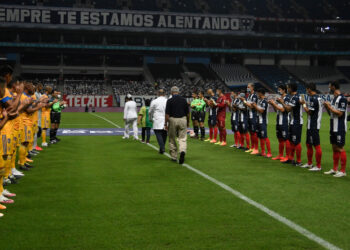 Rayados y Tigres rinden homenaje al personal médico que enfrenta la pandemia