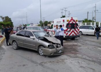 Cinco heridos en carambola vehicular en crucero Eje Vial y Michoacán