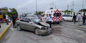Cinco heridos en carambola vehicular en crucero Eje Vial y Michoacán